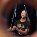 Příprava perkusisty, nejvytěžovanějšího hosta večera