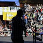 Spolektiv na Festivalu Slunce, Strážnice 10.7.2015 - silueta Tondy Vidláka s diváky