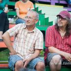 Muzikantské žně 2016 - Tonda s Jirkou sledují vystoupení dalších účinkujících
